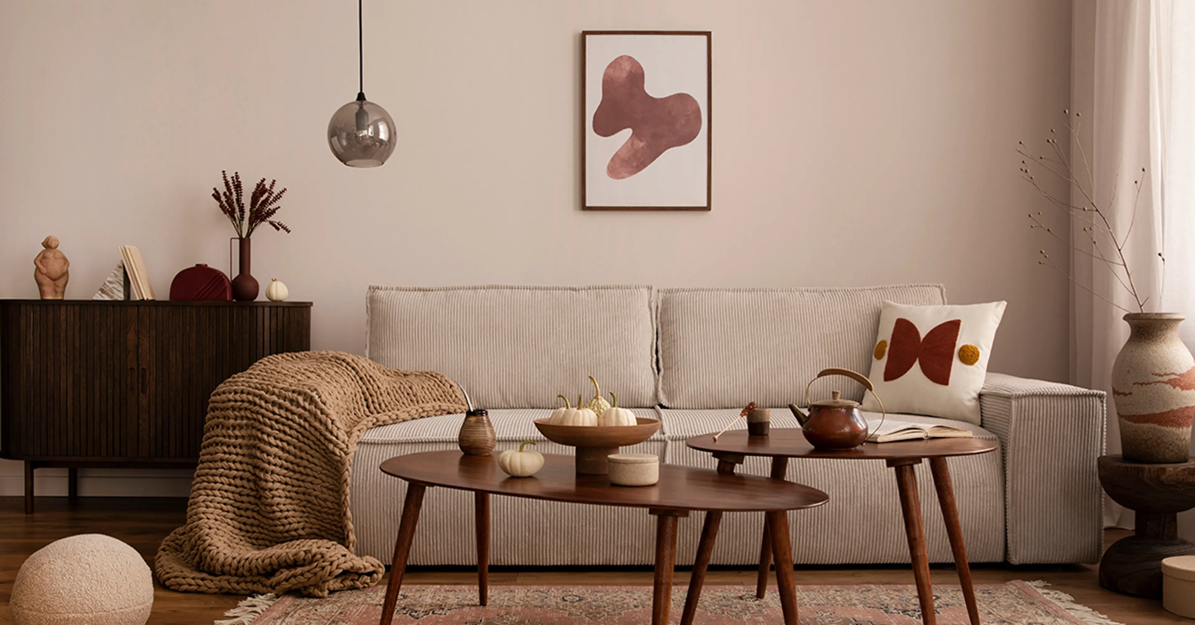 Brown-walls-in-the-room