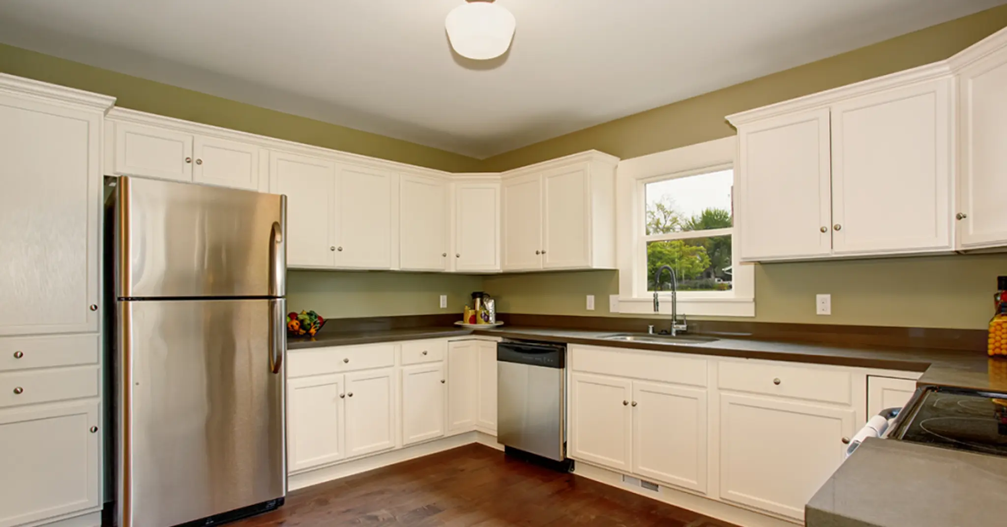 Cream-cabinets-with-olive-green-walls-1024x536