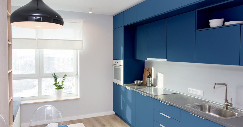 Navy-blue-cabinets-with-white-walls-1024x536