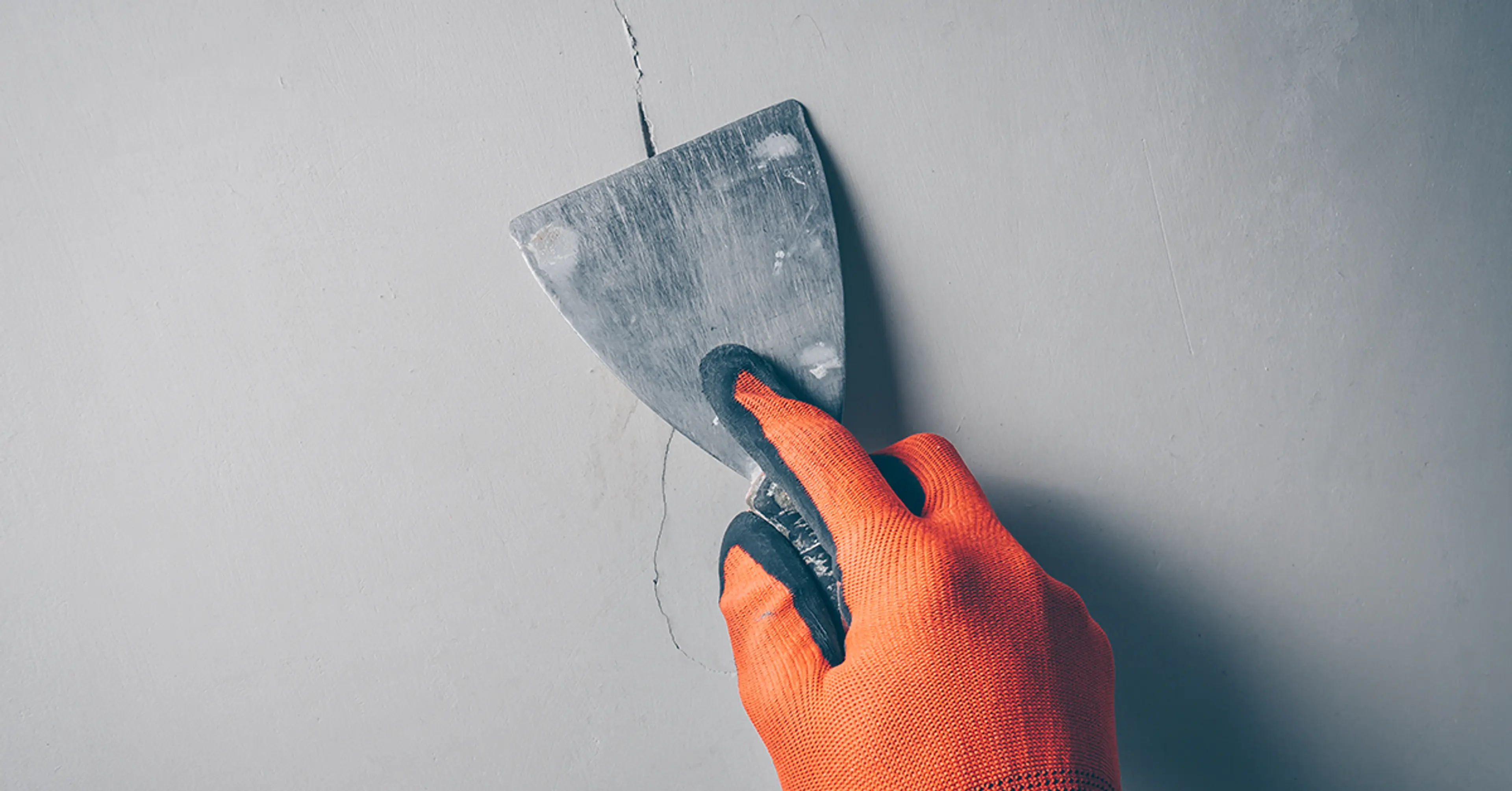 Repair-hairline-cracks-on-the-walls