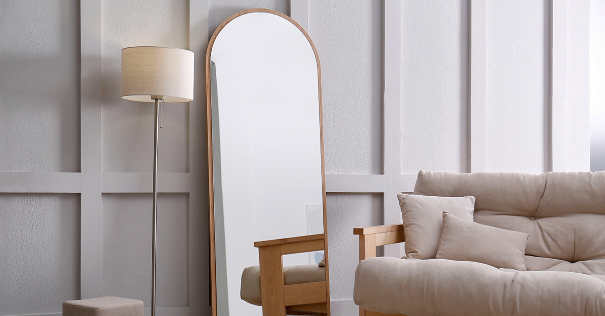 arched-mirrors-in-the-room