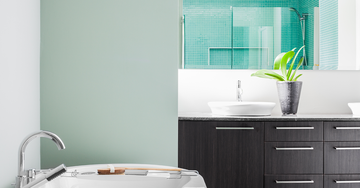 beautiful-bathroom-with-green-walls