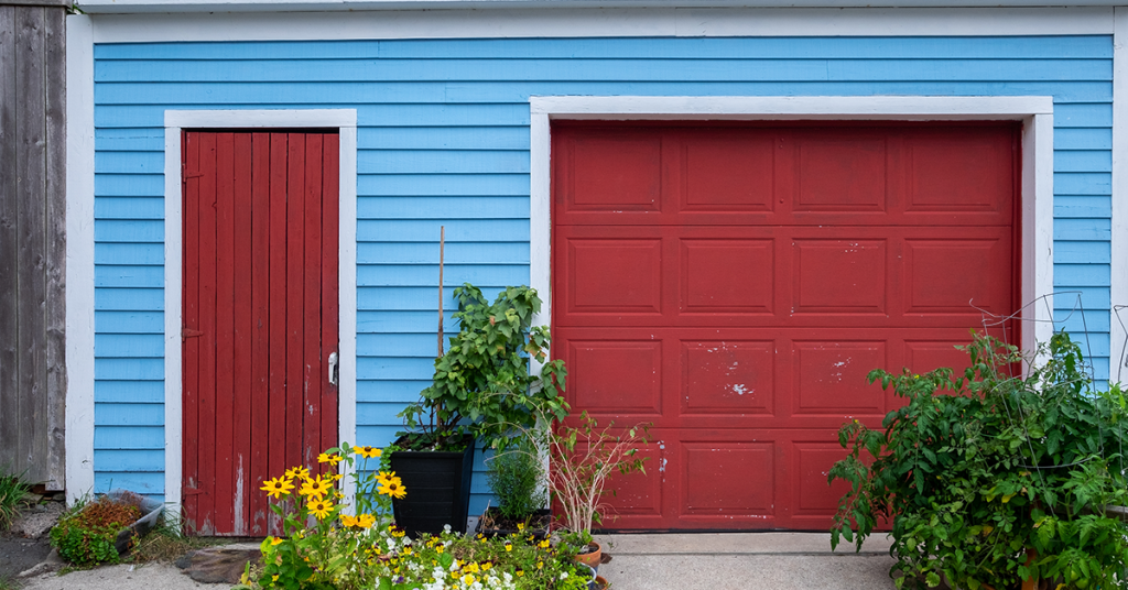 blue-and-red-exterior-walls-1024x536