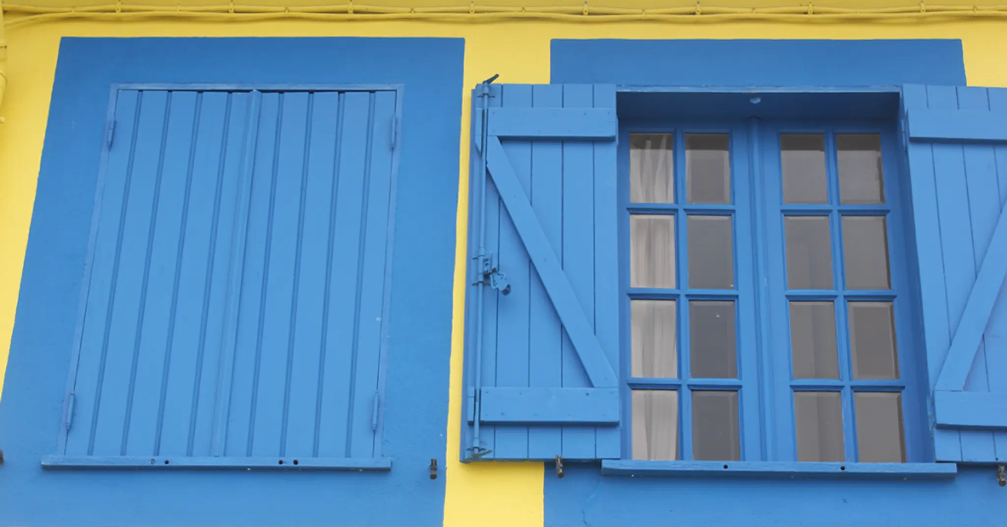 blue-and-yellow-exterior-walls-1024x536