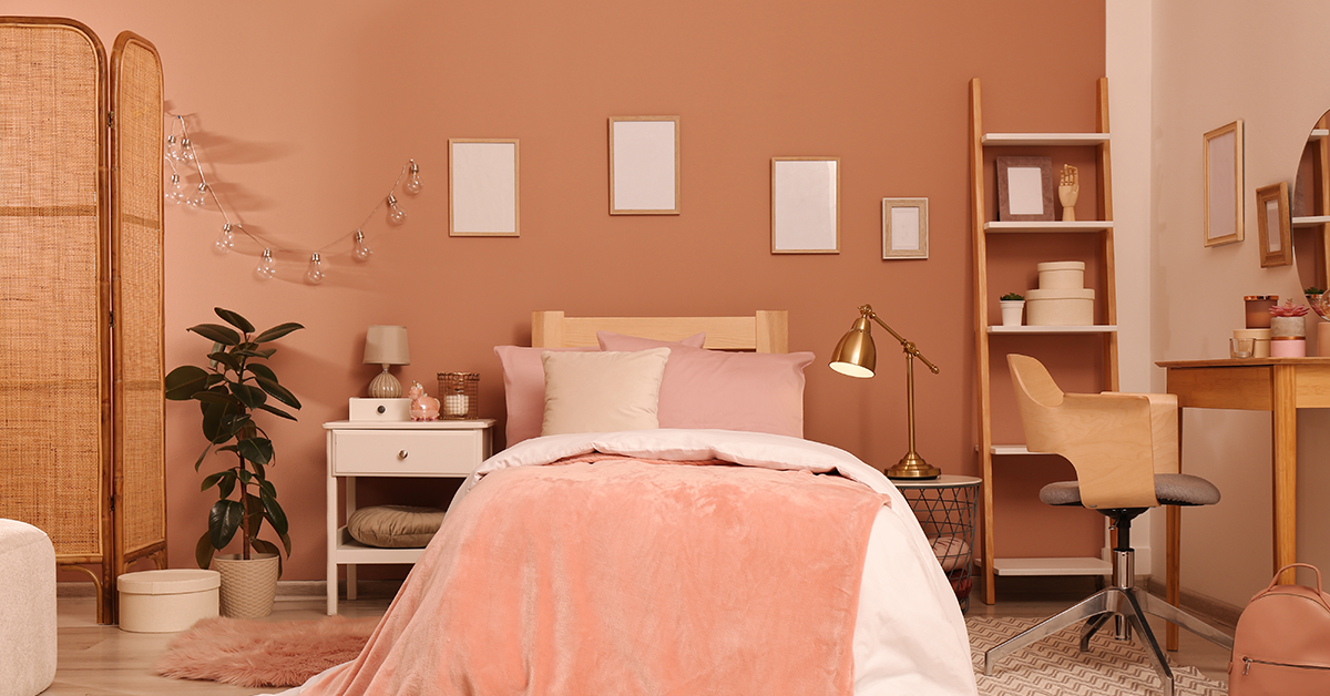 coral-walls-in-the-bedroom