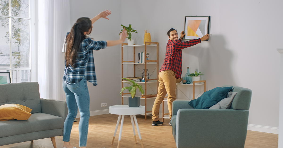 couple-arranging-their-living-room