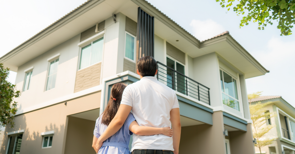 couple-looking-at-walls