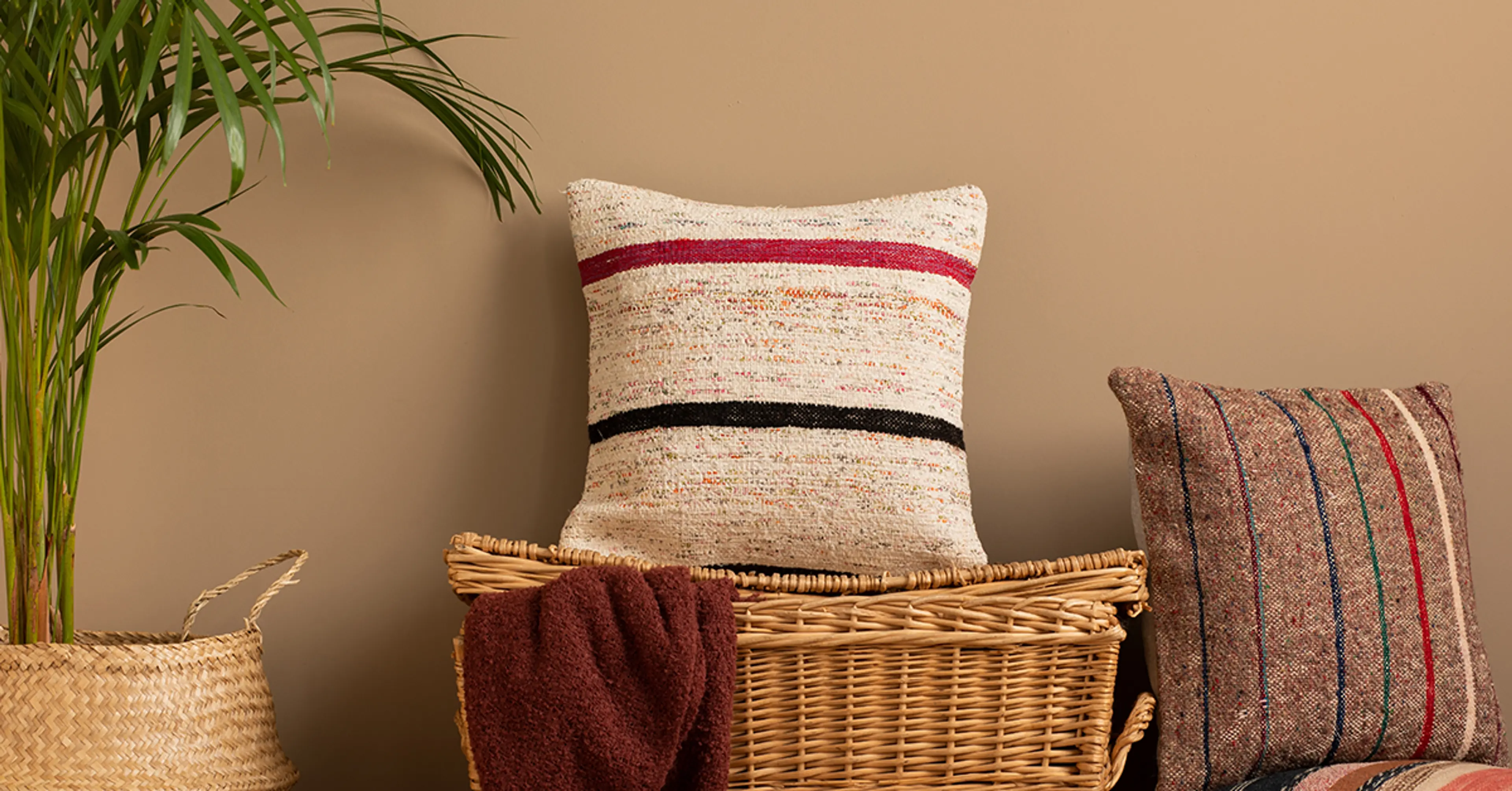 farmhouse-decor-with-pillows-and-baskets