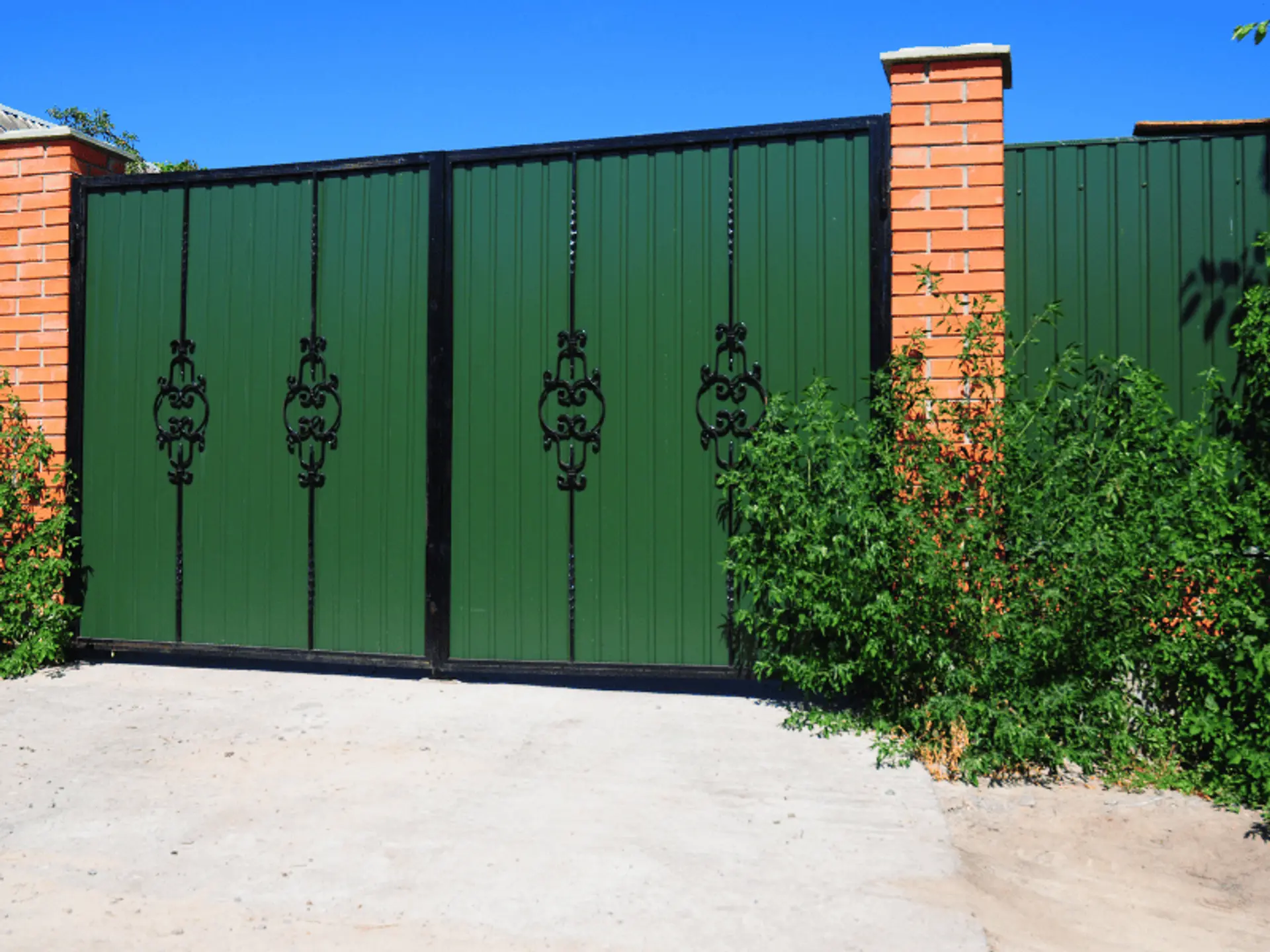 Forest Green Gate Paint for a Natural Look