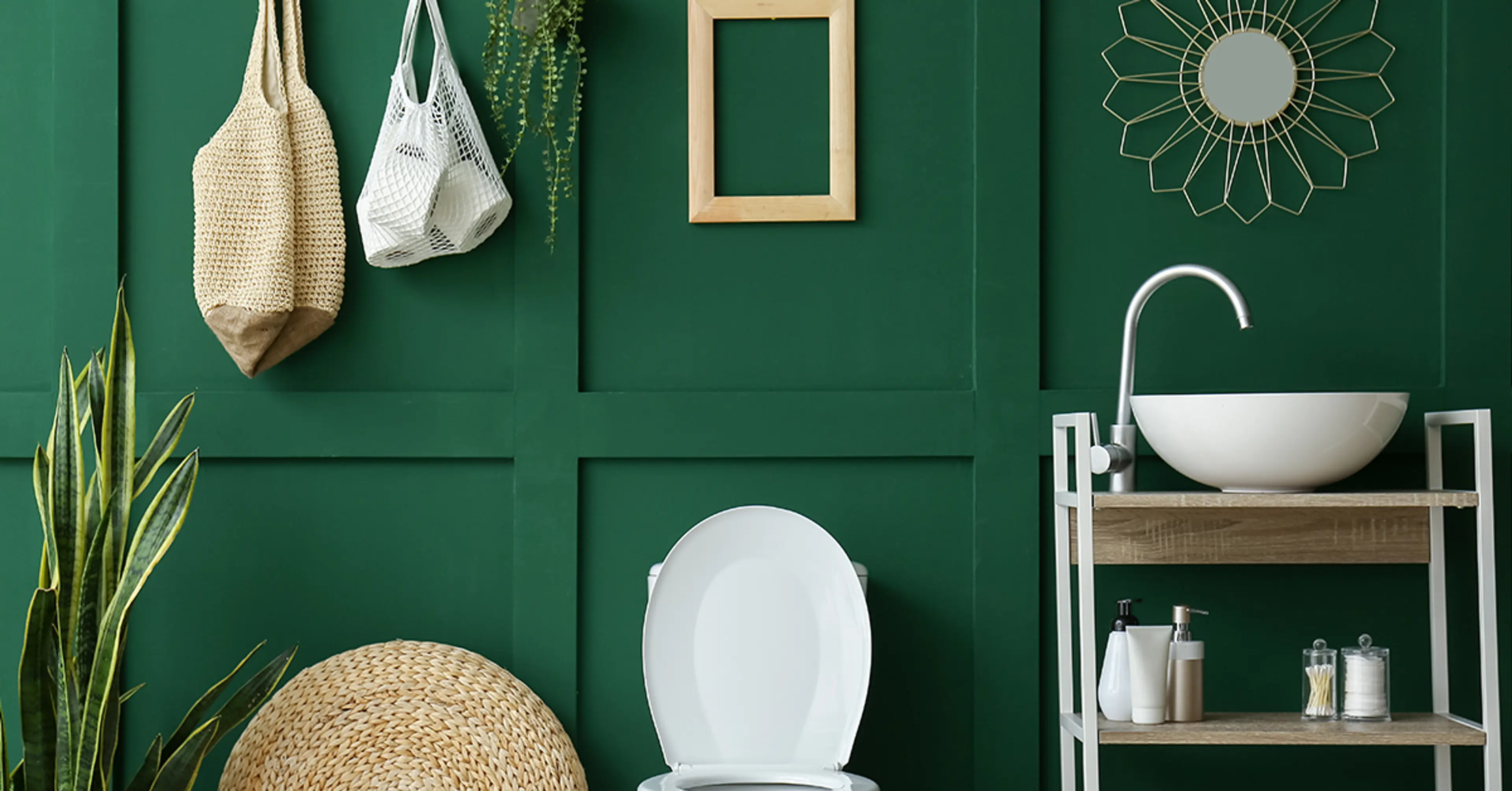 green-walls-in-the-bathroom