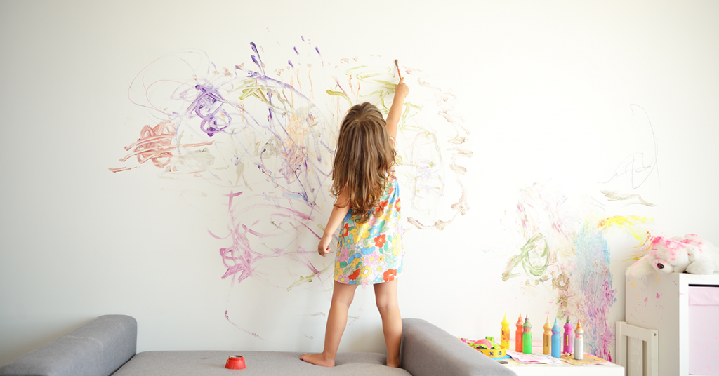 kid-scribbling-on-wall-with-colours-1024x536