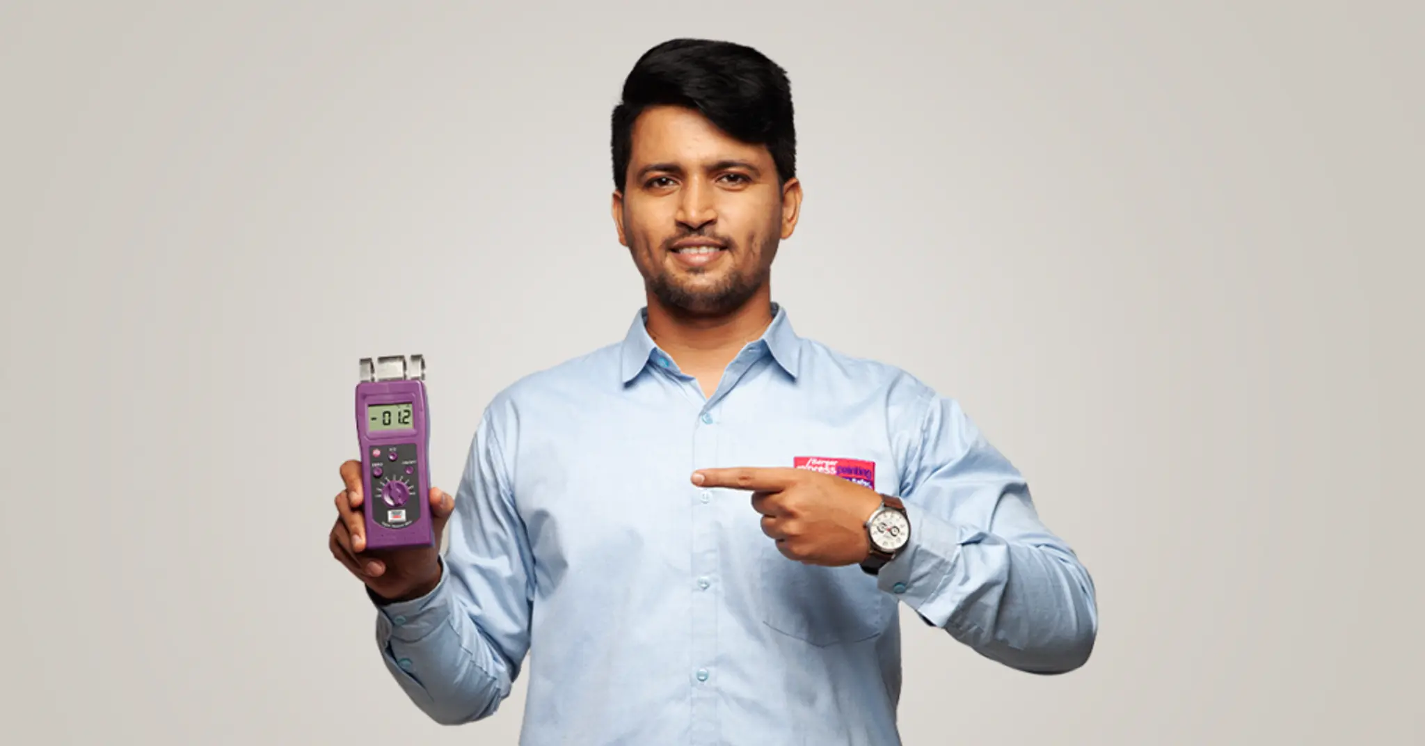 man-holding-berger-homeshield-moisture-meter-1024x536