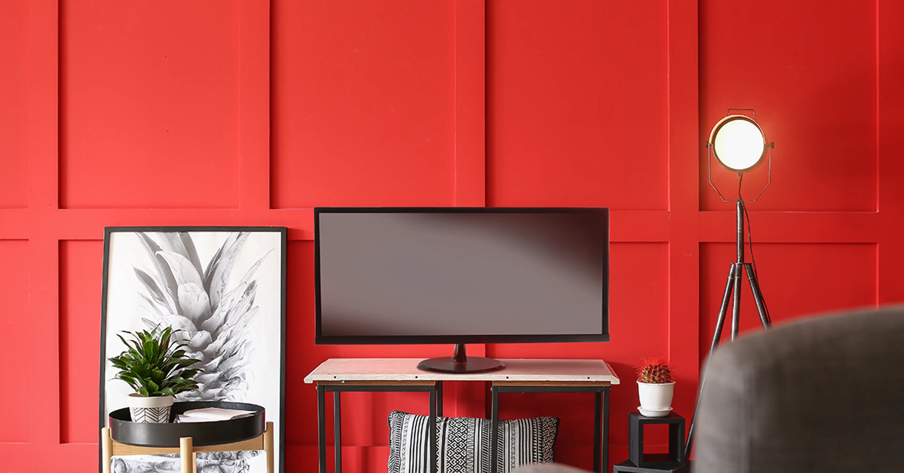 red-walls-in-the-room
