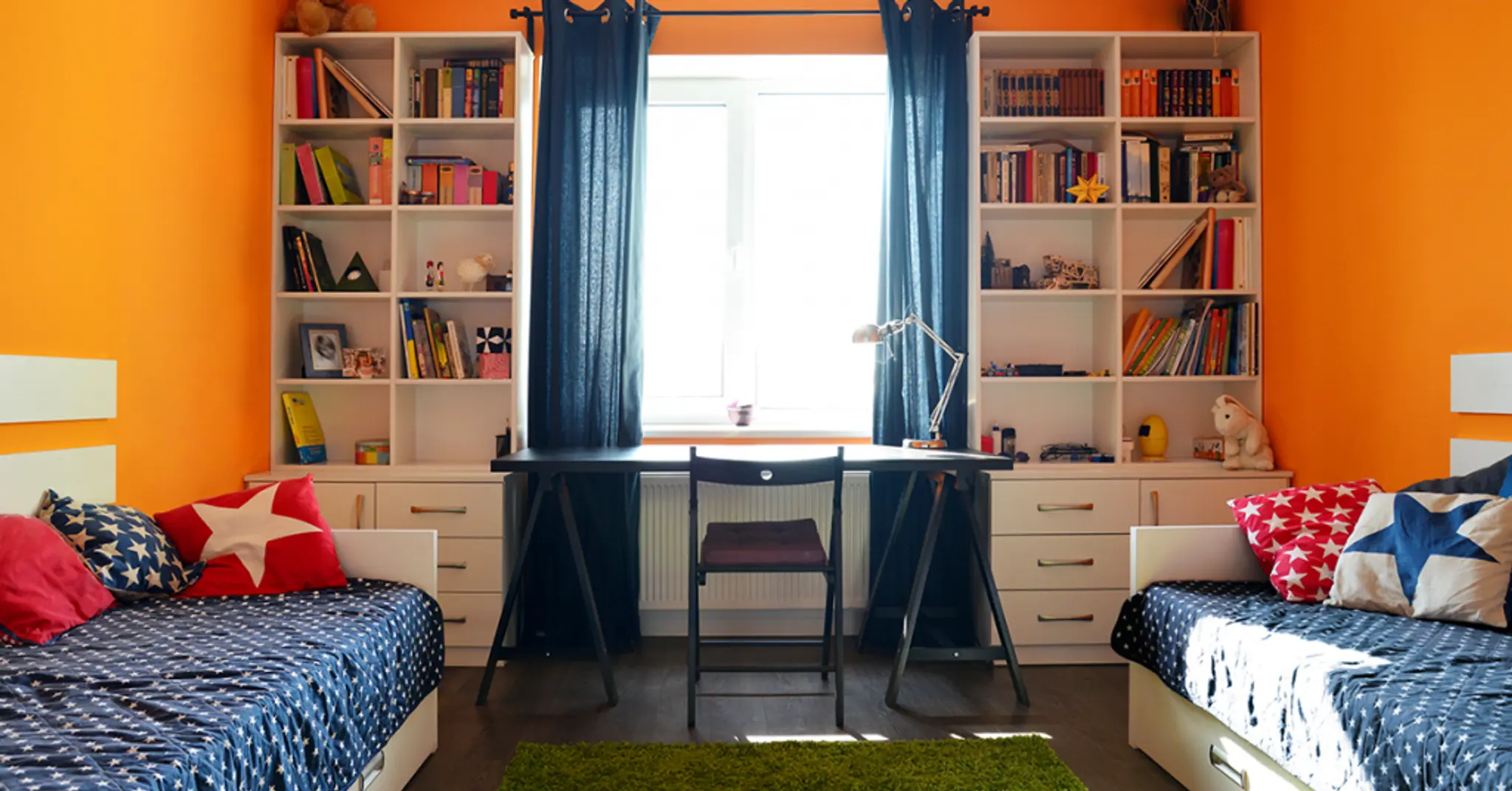 shared-bedroom-with-orange-walls-1024x536