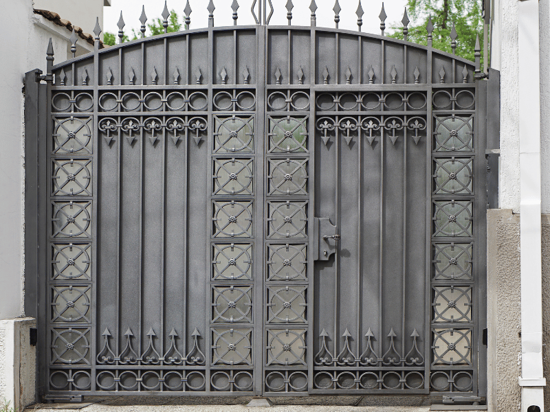 Metallic Silver Gate Paint For A Contemporary Appeal