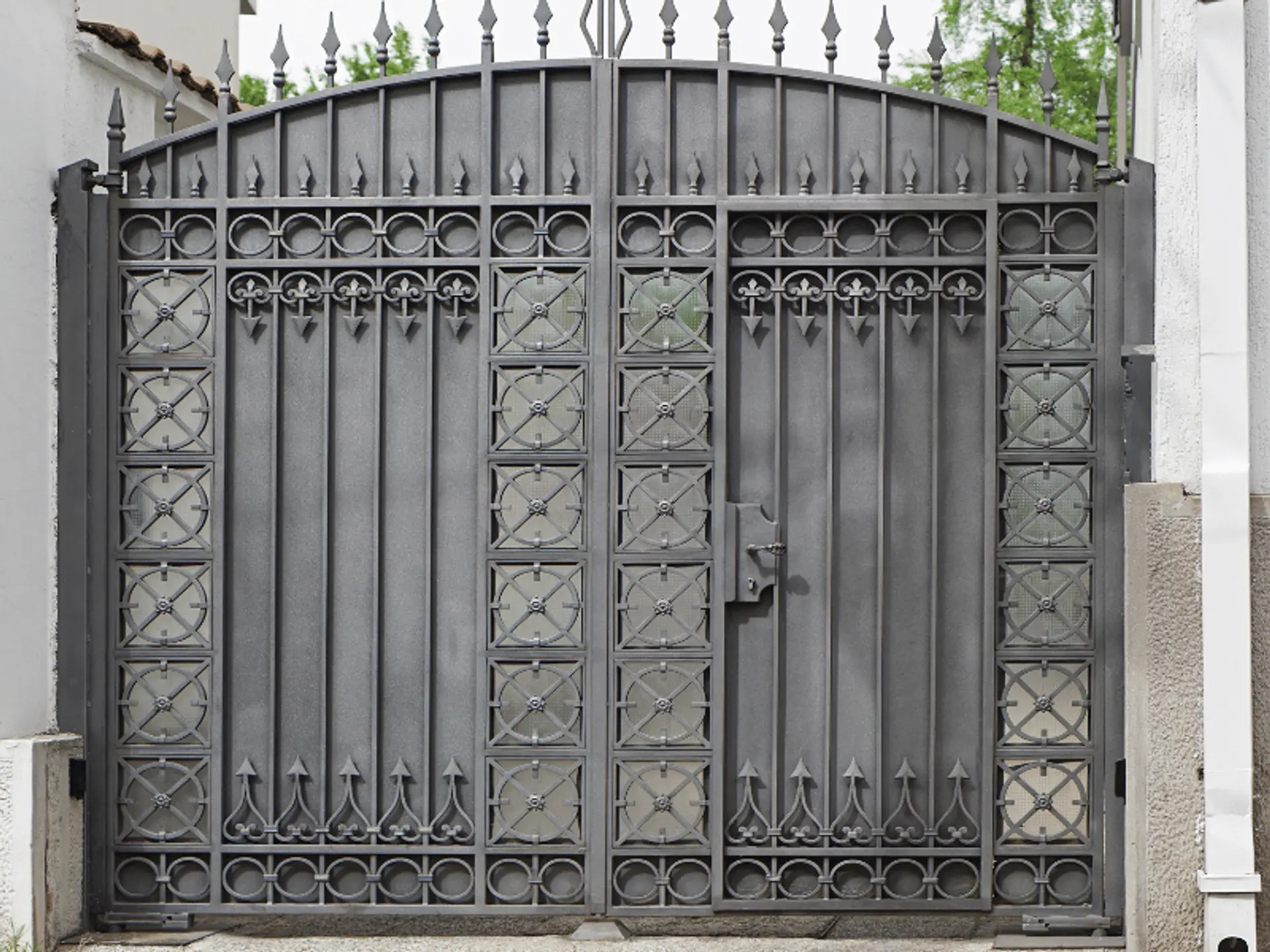 Metallic Silver Gate Paint For A Contemporary Appeal