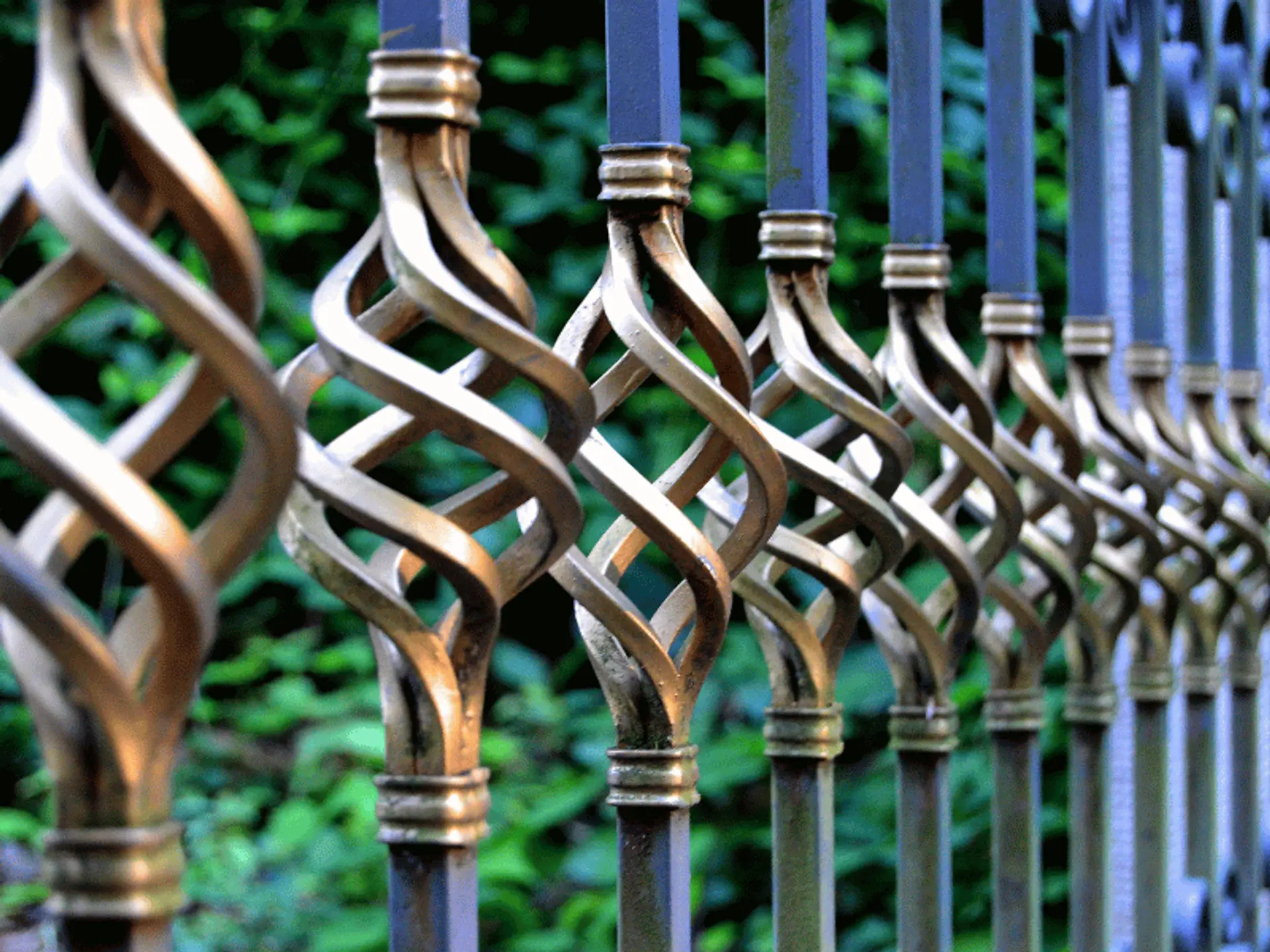 Cream And Gold Accents For Royalty-Inspired Gate Designs